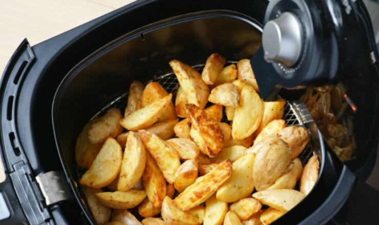 spicchi di patate dentro al cestello della friggitrice ad aria