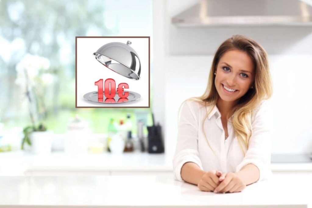 donna che sorride appoggiata al bancone della cucina