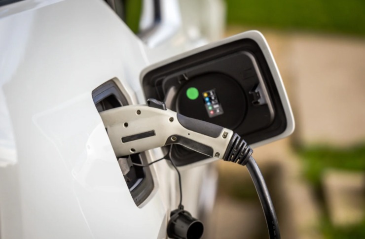 auto elettrica che si ricarica