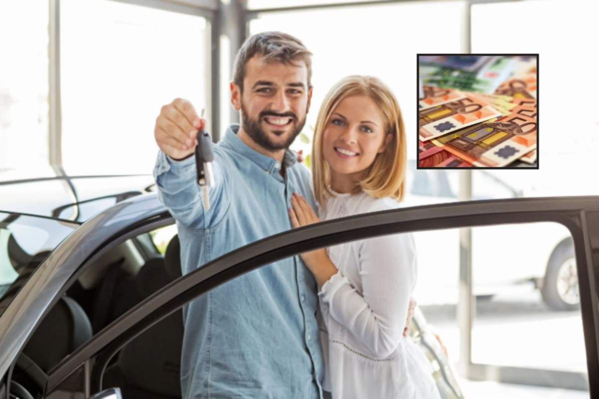 uomo e donna che sorridono con in mano le chiavi dell'auto nuova