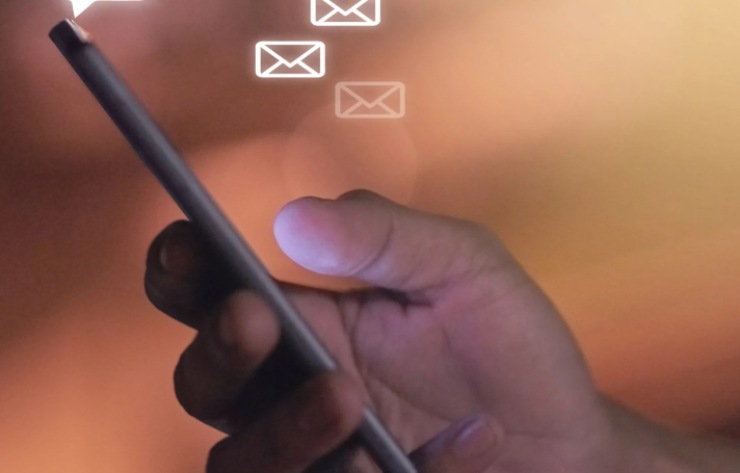 smartphone con icone messaggi