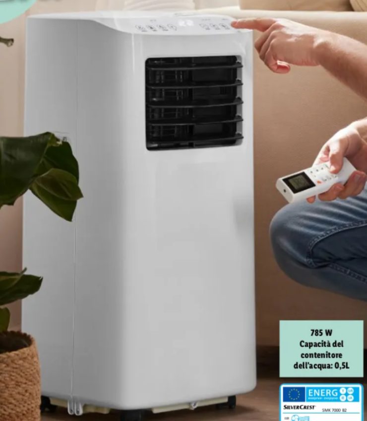 climatizzatore portatile e persona con in mano un telecomando