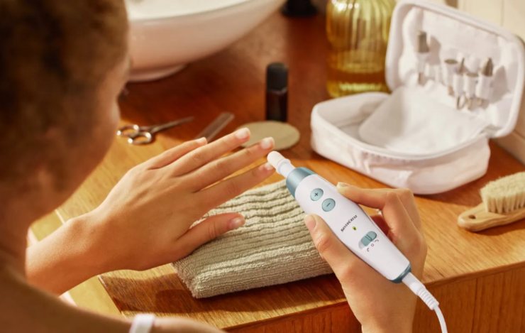 donna che si fa la manicure da sola