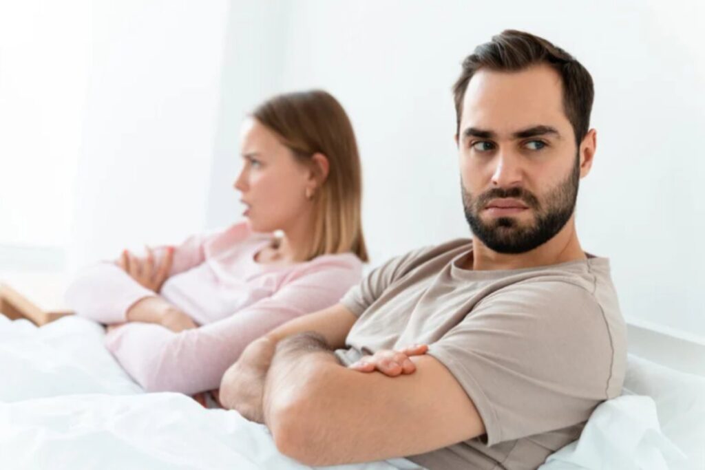 coppia a letto arrabbiata