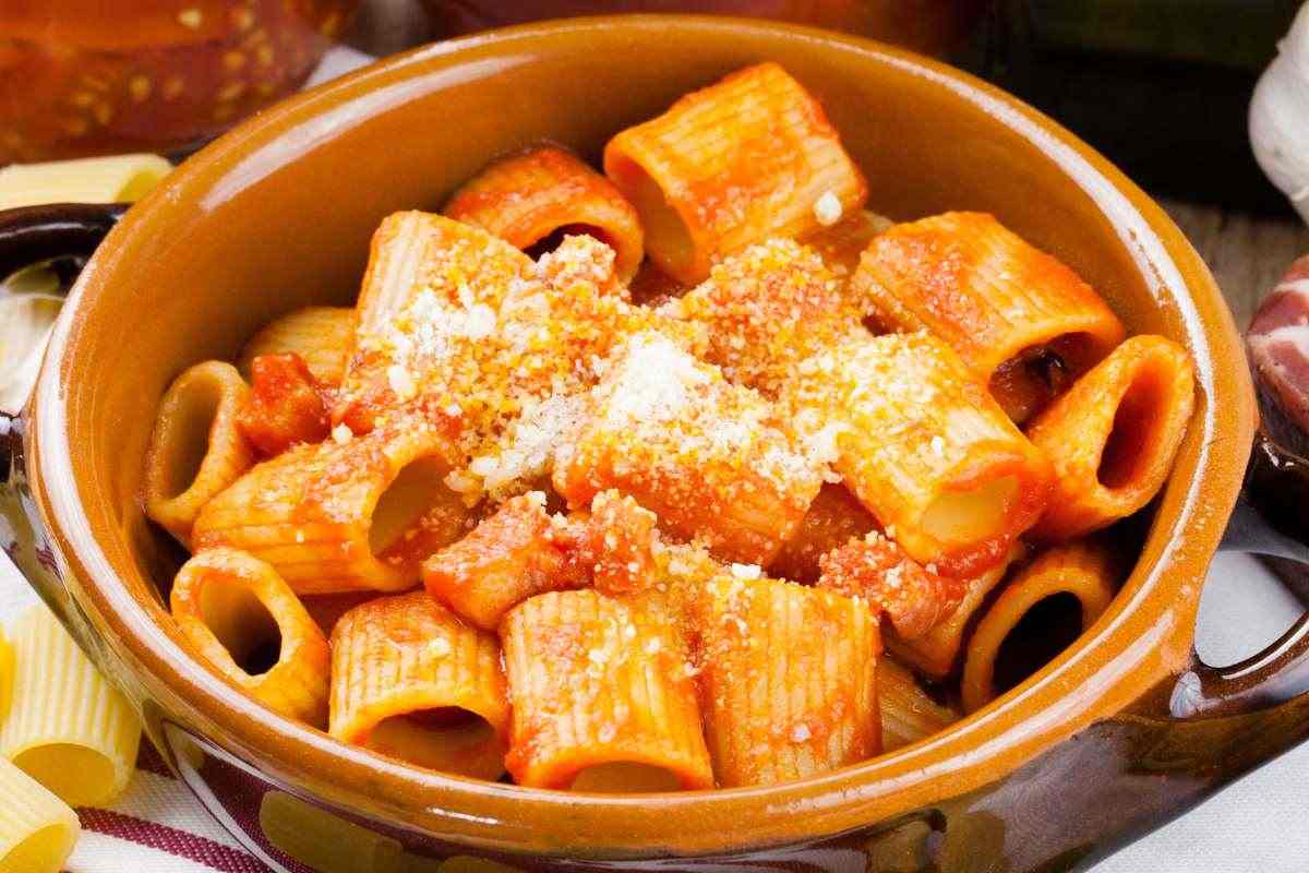 piatto di pasta col pomodoro
