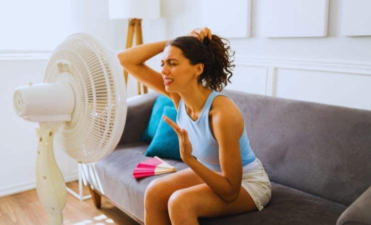 ragazza davanti al ventilatore
