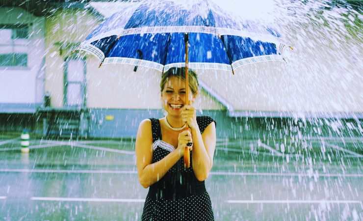 ragazza sotto la pioggia