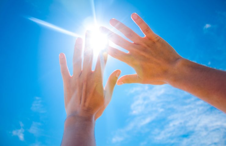 mani che schermano dal sole