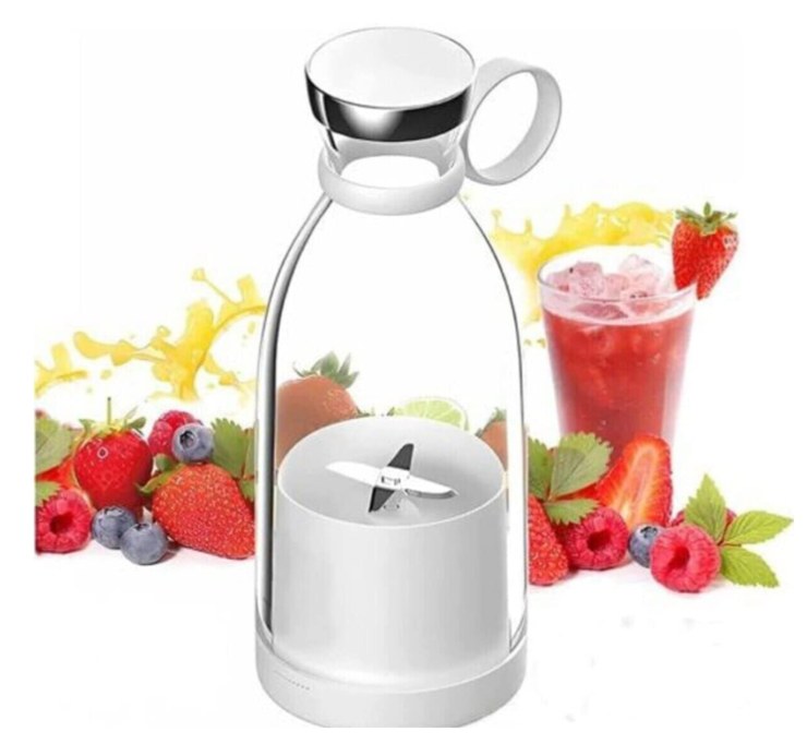 mini frullatore a forma di bottiglie e dietro un bicchiere pieno di frullato e della frutta