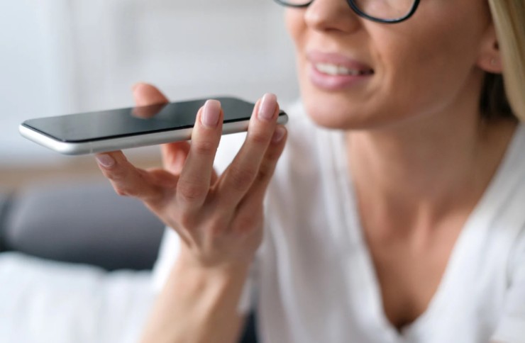 donna che registra un vocale su whatsapp