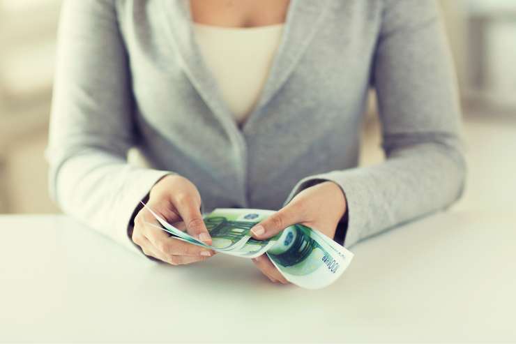 donna con soldi in mano