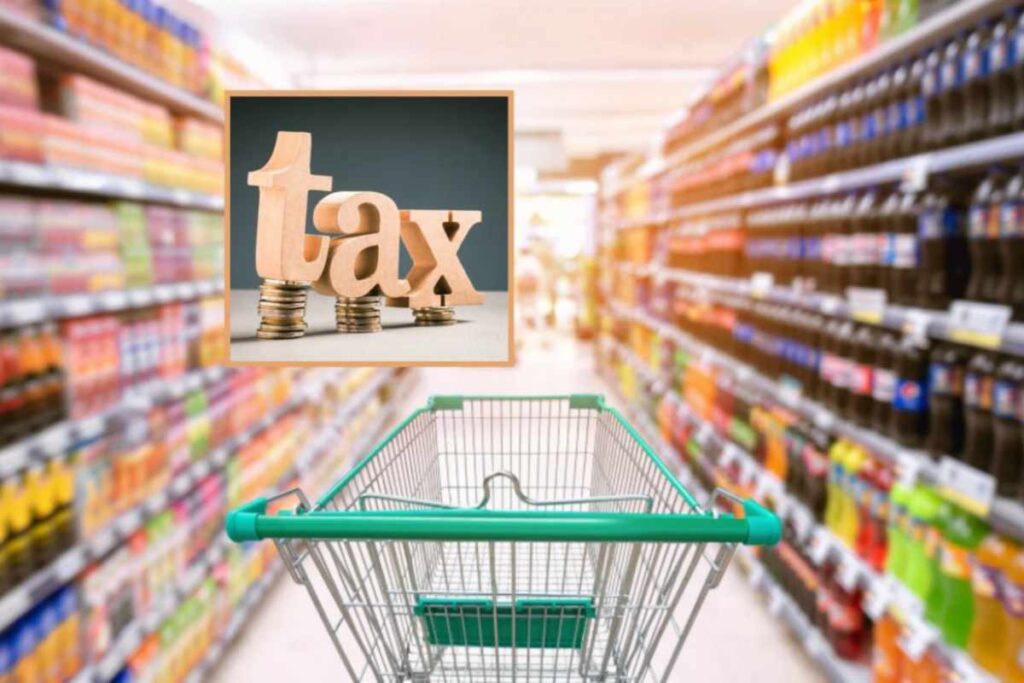 carrello vuoto in una corsia del supermercato