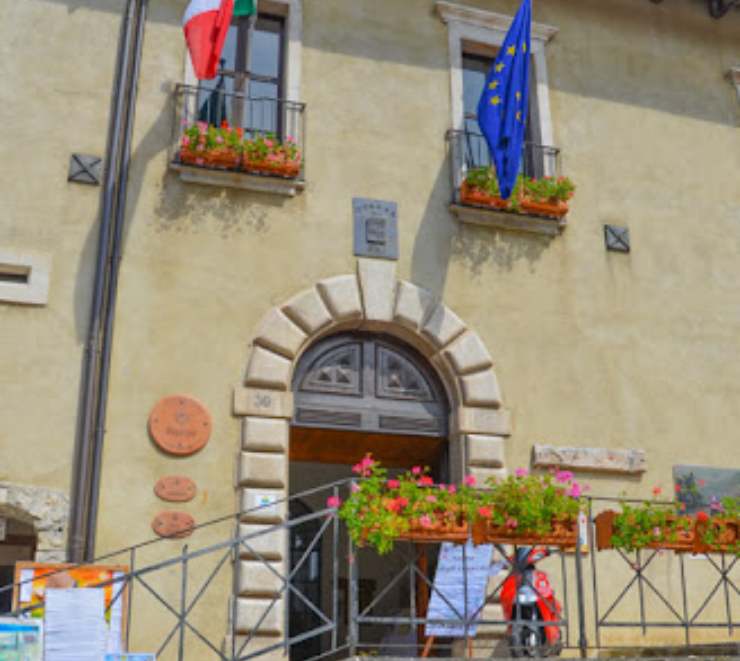 veduta di un edificio con bandiere e fiori
