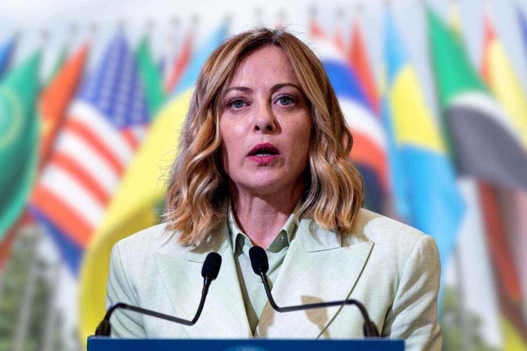 Giorgia Meloni e bandiere