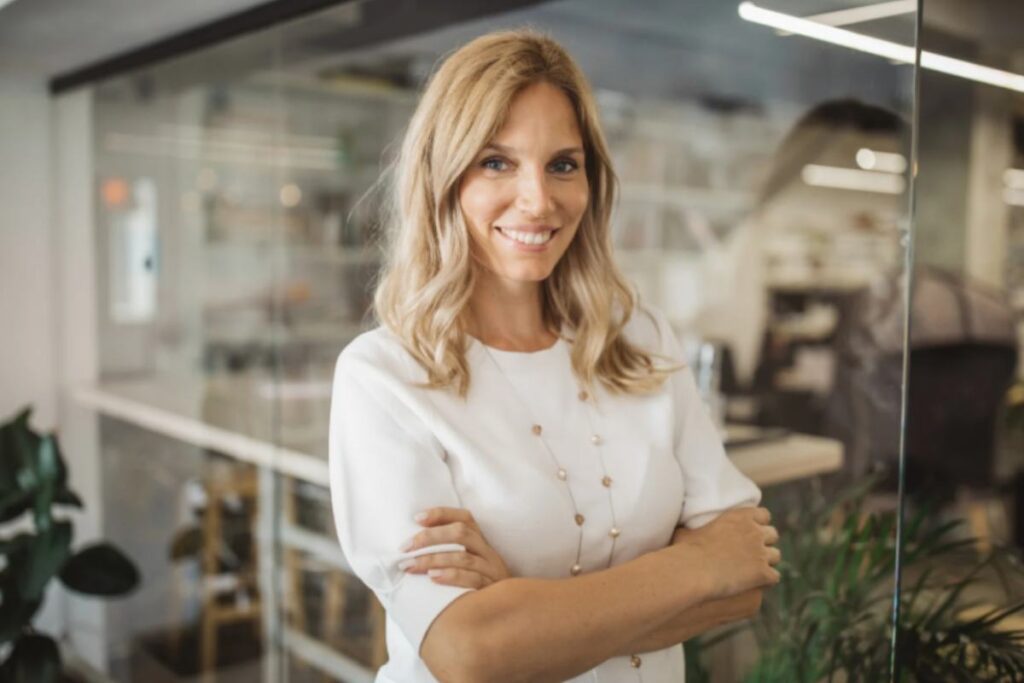 donna che sorride con le braccia incrociate