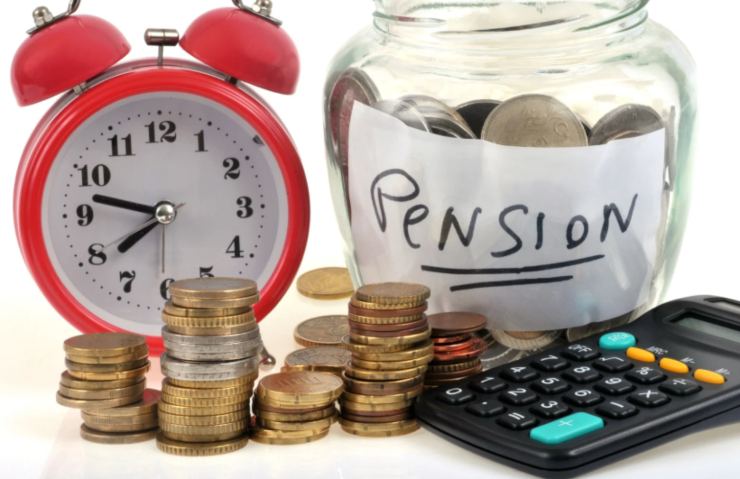 sveglia, monete, barattolo pieno di monete e calcolatrice