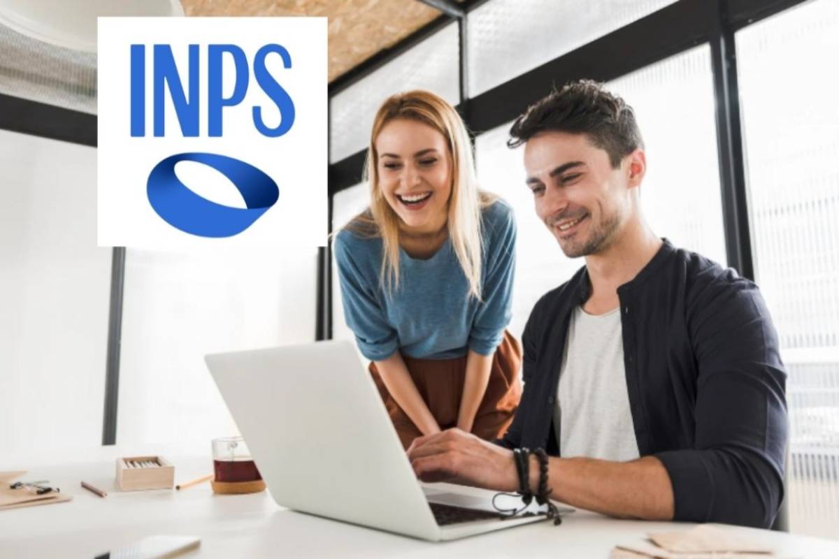 uomo e donna che sorridono davanti al computer