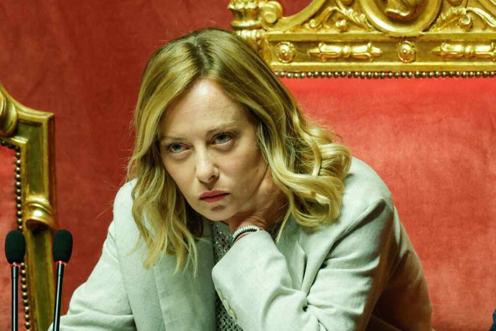 il premier giorgia meloni seduta in parlamento