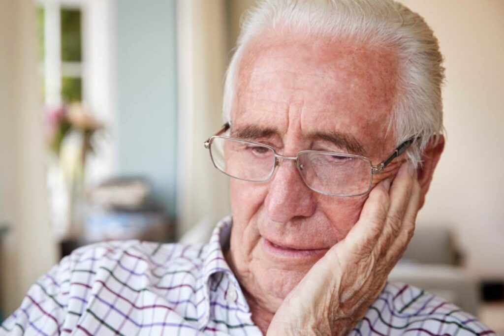 uomo anziano preoccupato