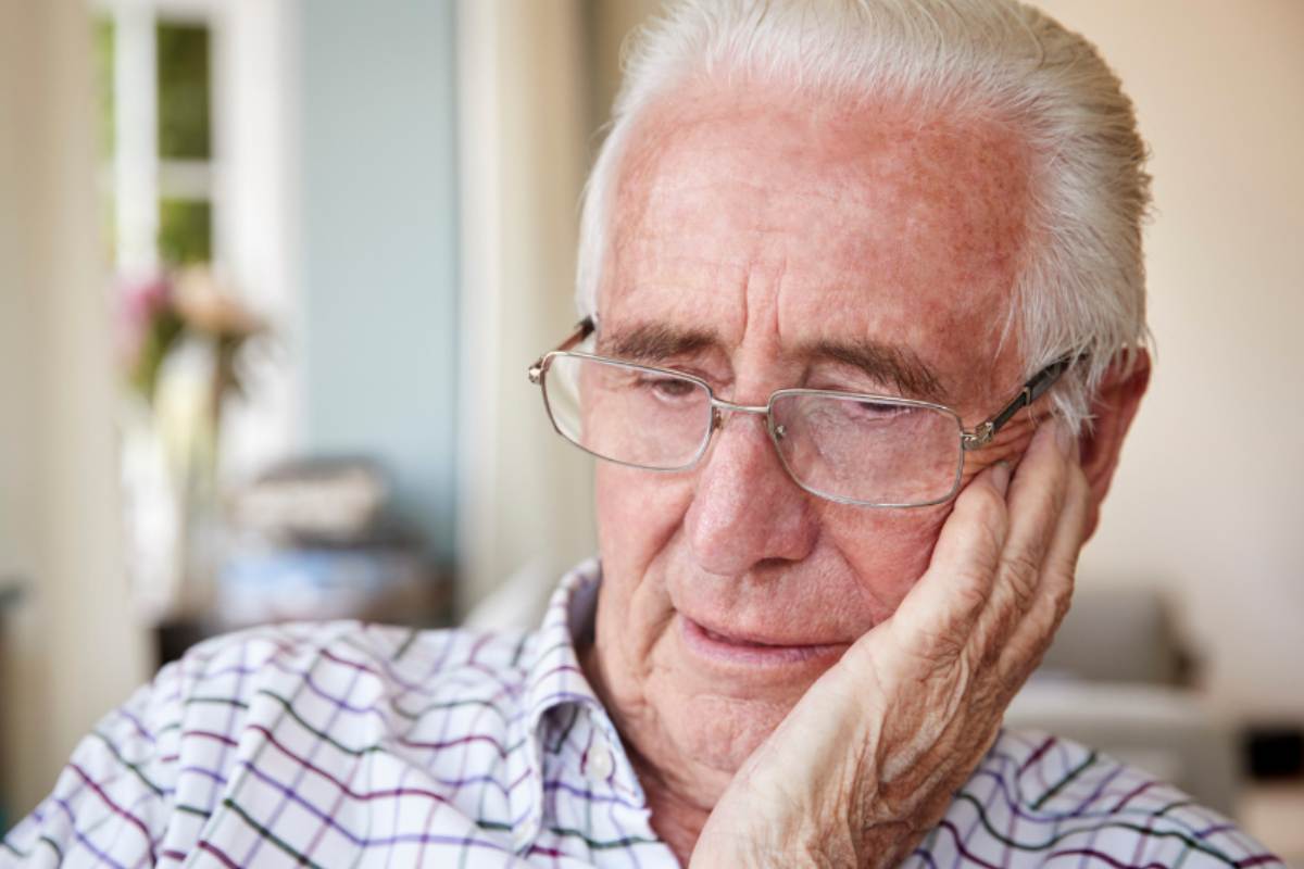 uomo anziano preoccupato