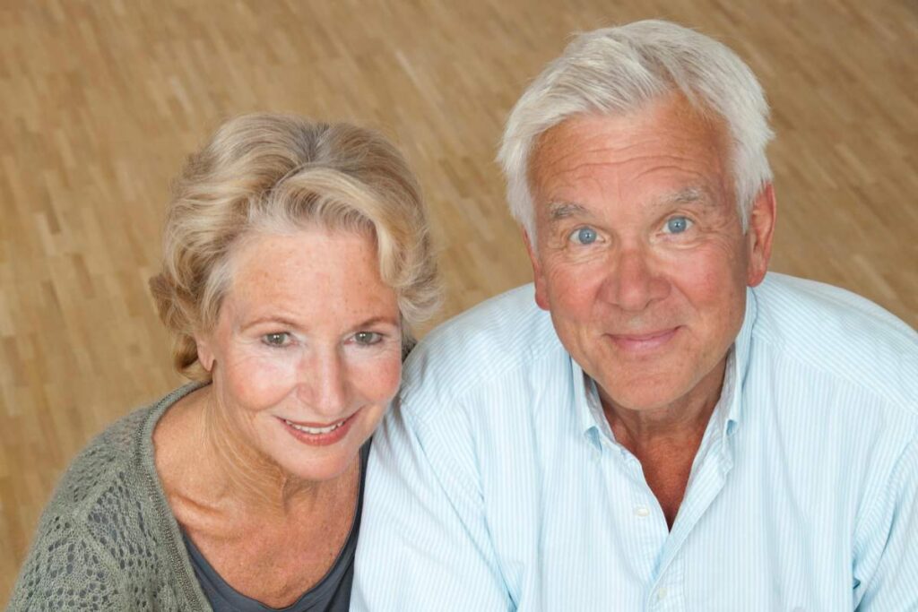uomo e donna che sorridono seduti uno accanto all'altra