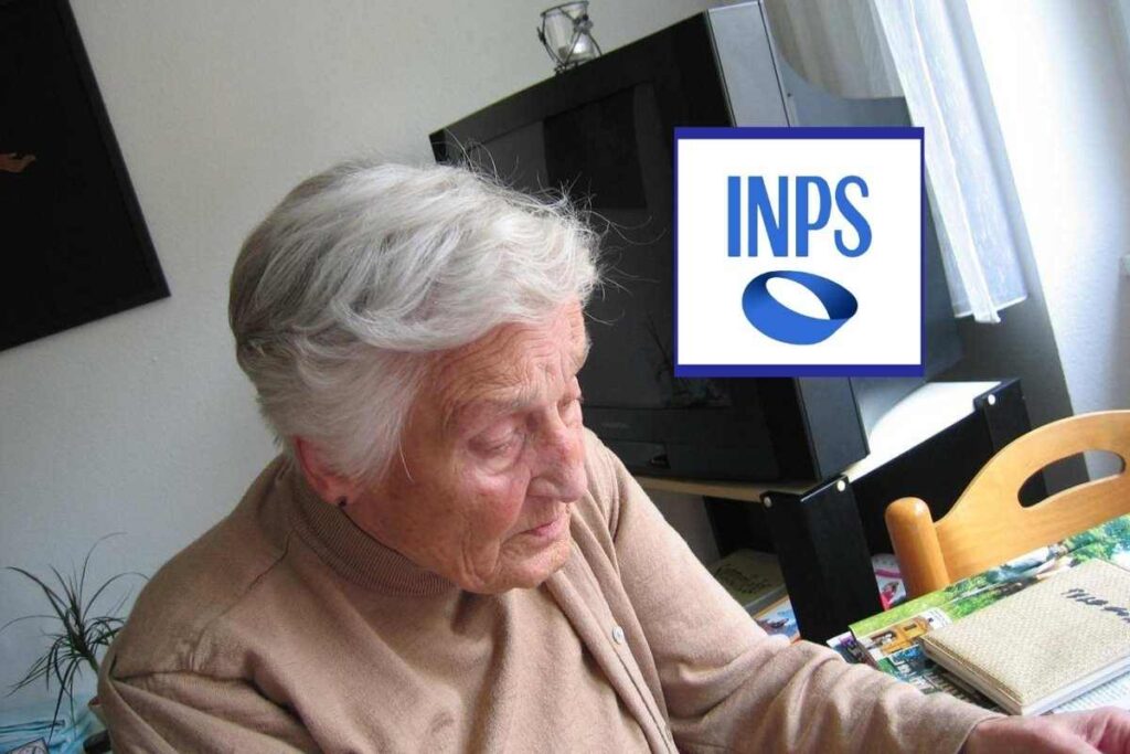 donna anziana seduta con dietro il televisore