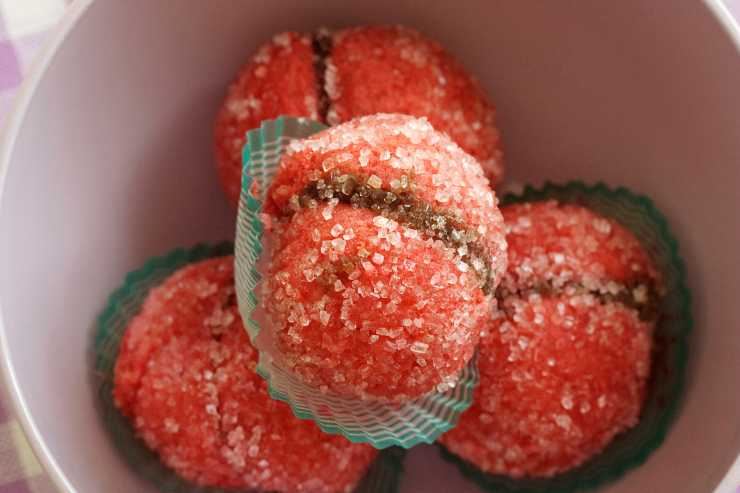 pesche dolci ricoperte di zucchero