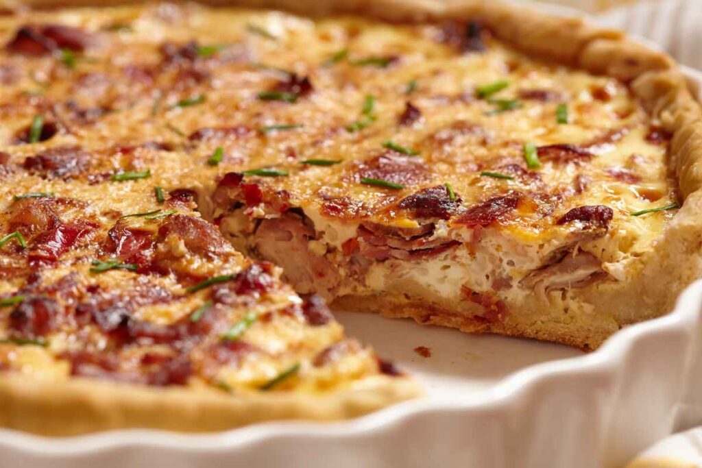 pizza rustica con fetta mancante