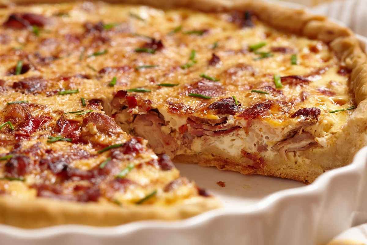 pizza rustica con fetta mancante