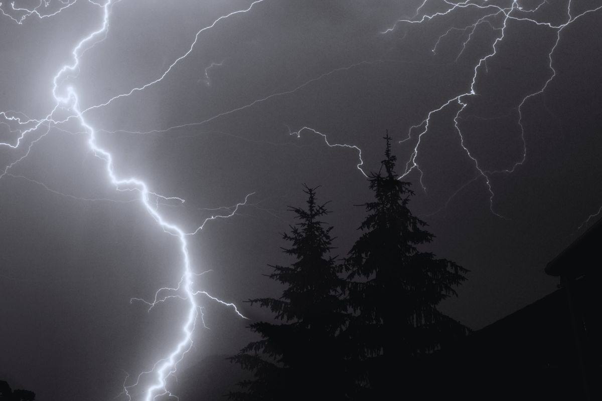 Fulmini che illuminano il cielo notturno