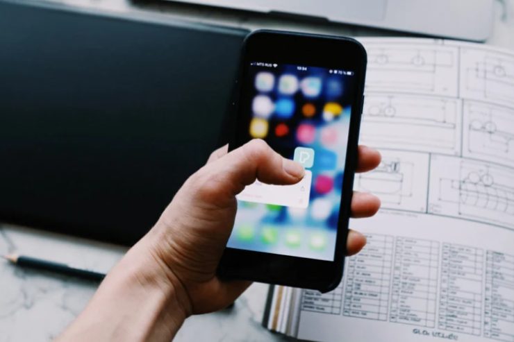 mano che regge uno smartphone