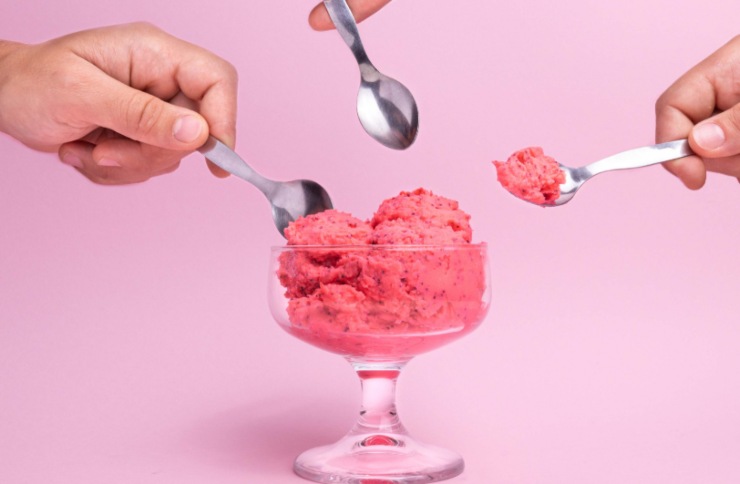 persone che con i cucchiaini prendono il gelato da una coppa