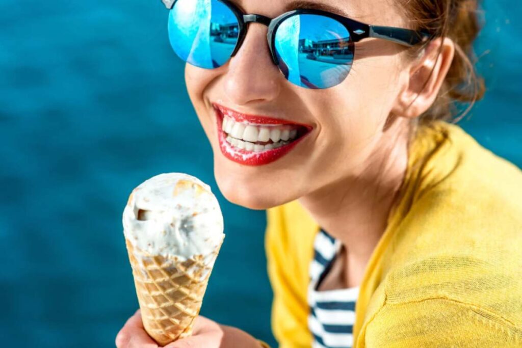ragazza che sorride con in mano un cono gelato