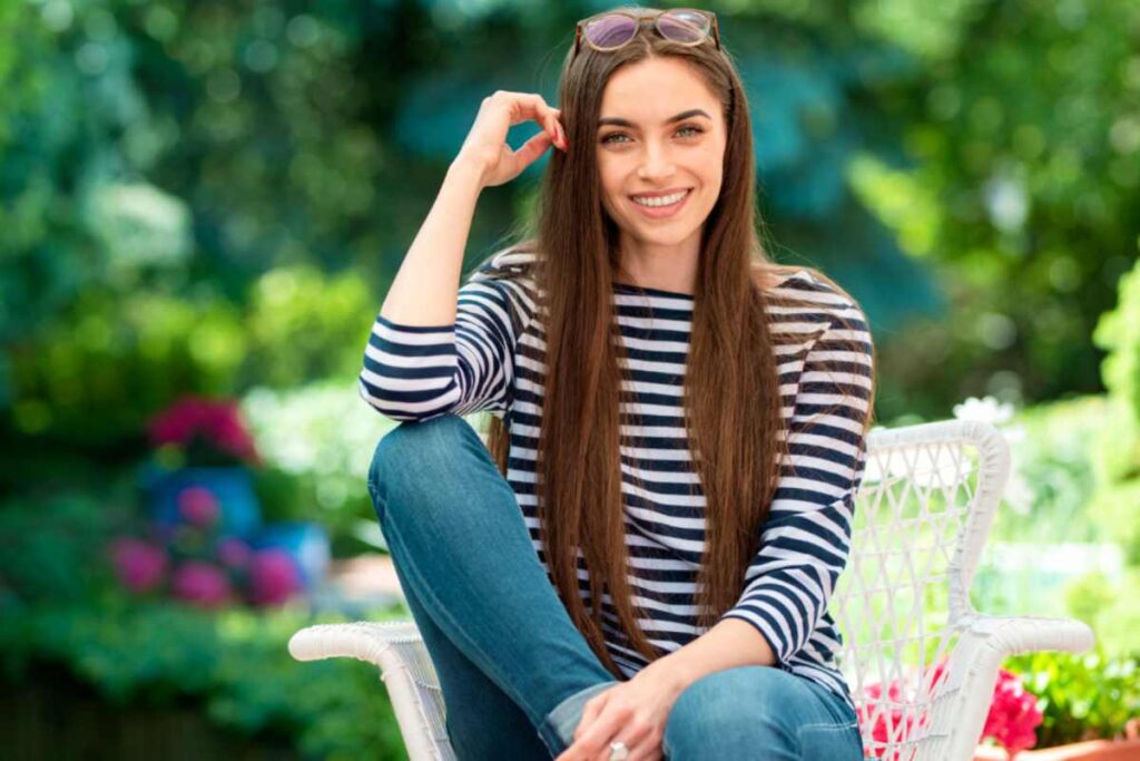 donna felice seduta in giardino