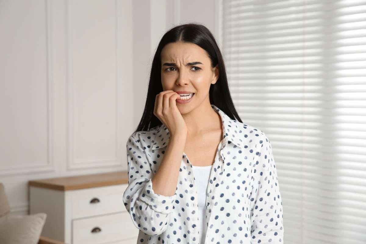 donna preoccupata in casa