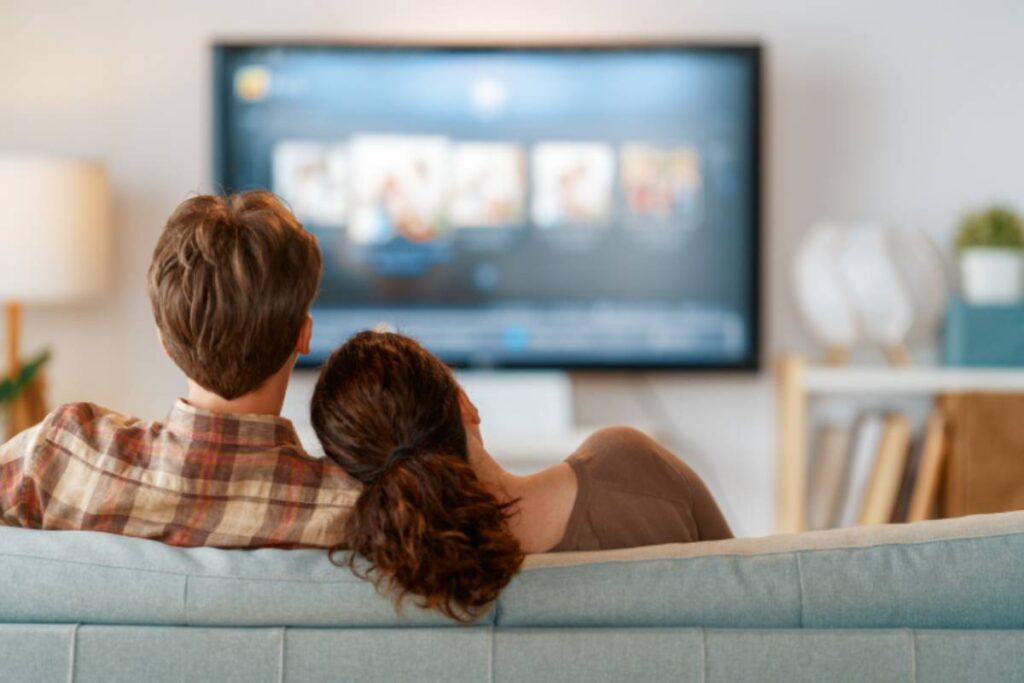 coppia che guarda la tv
