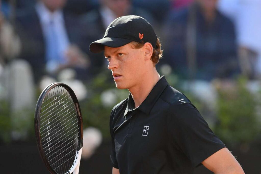 sinner con la racchetta