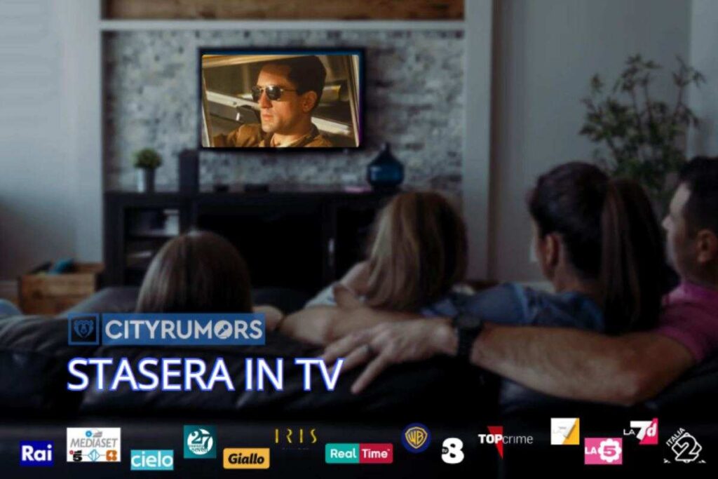 famiglia che guarda la televisione sul divano