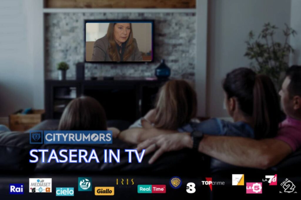 famiglia sul divano che guarda la tv