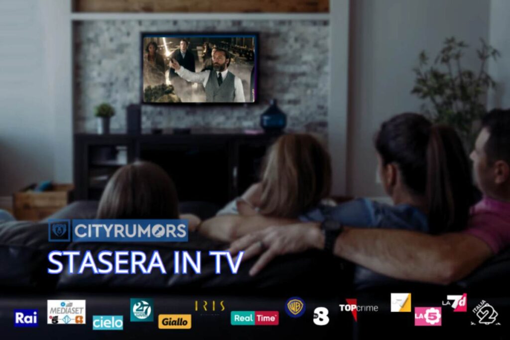 famiglia seduta sul divano che guarda la televisione