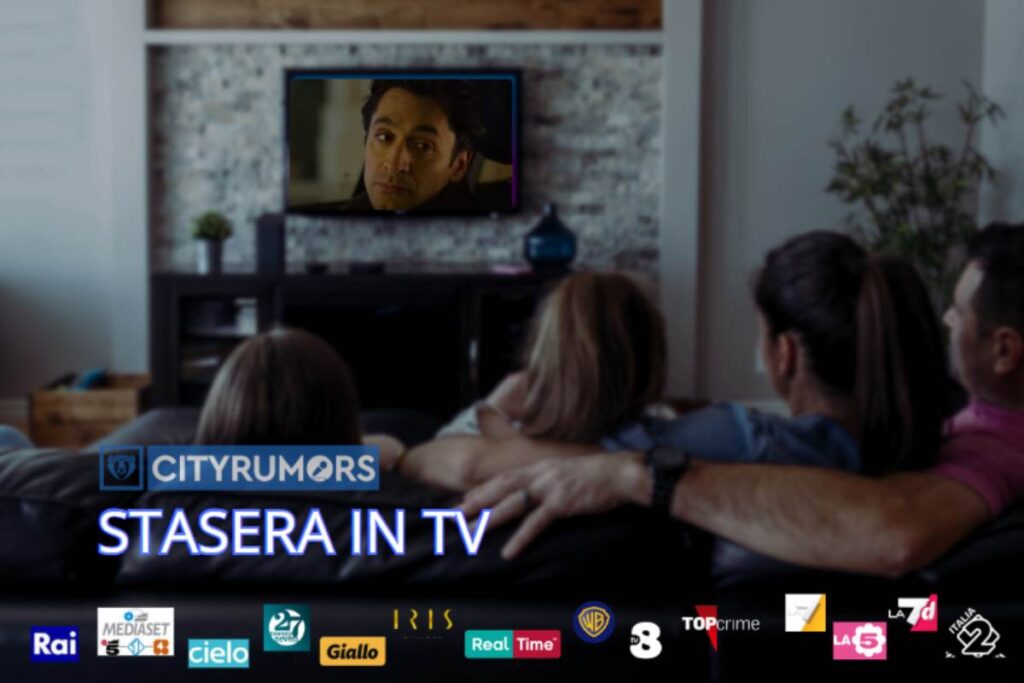 famiglia sul divano guarda la televisione