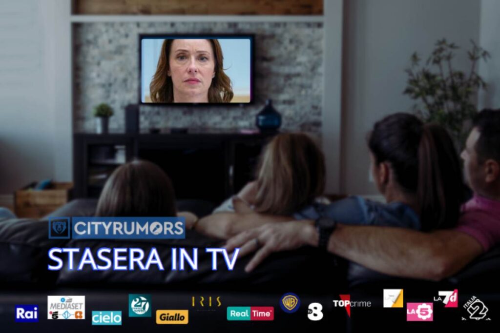 famiglia sul divano che guarda la tv