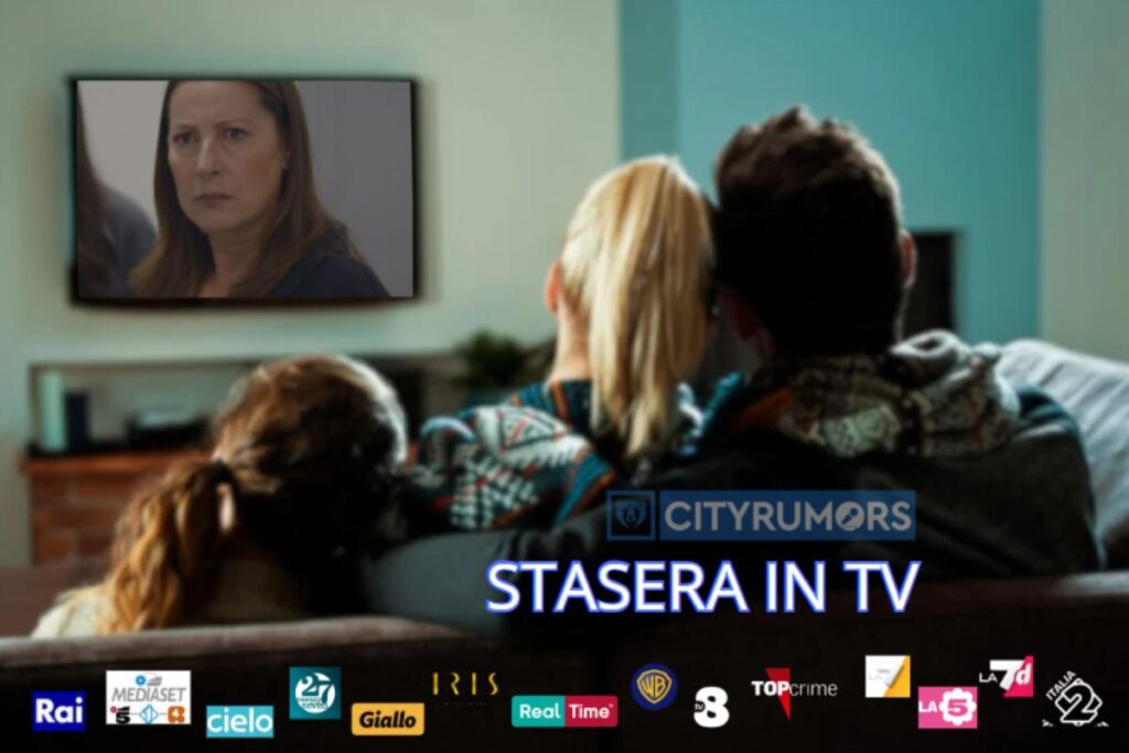 famiglia guarda la tv sul divano