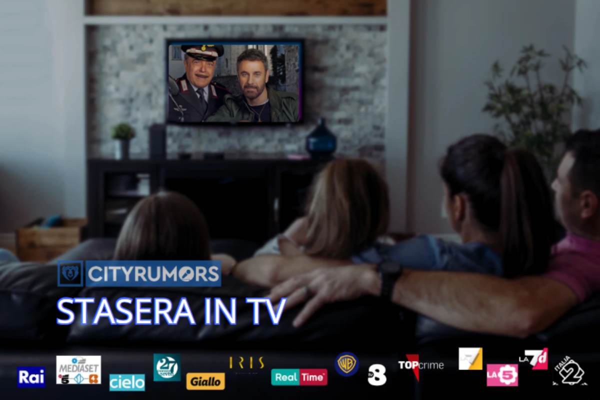 famiglia sul divano che guarda la tv