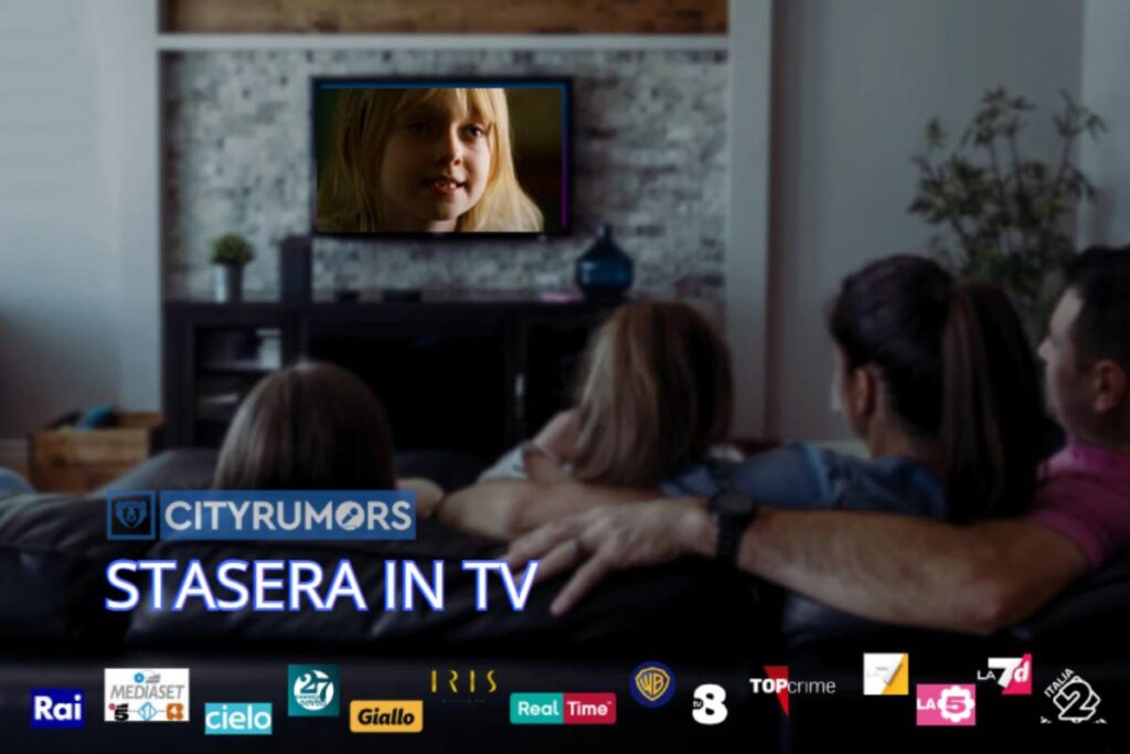famiglia sul divano guarda la televisione