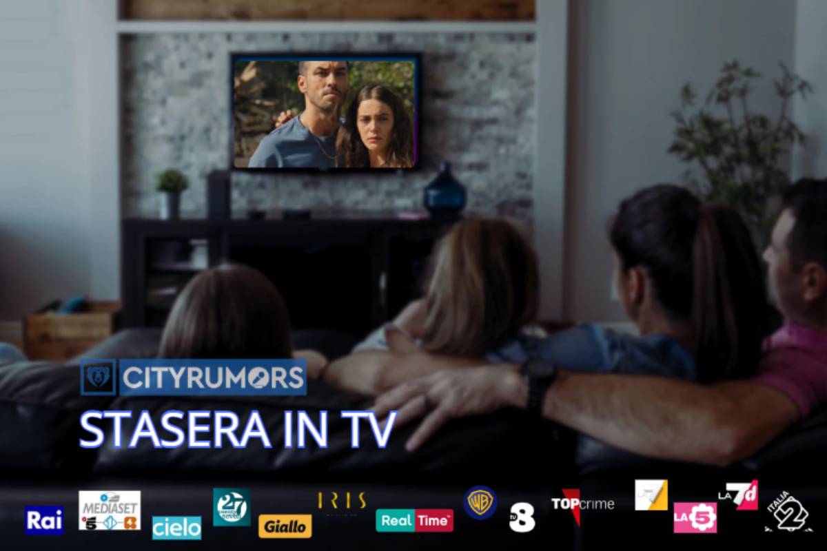 famiglia sul divano che guarda la tv
