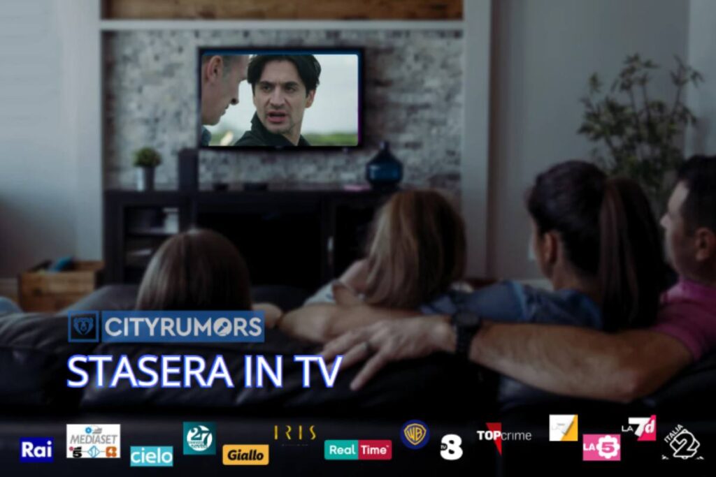 famiglia che guarda la televisione in salotto