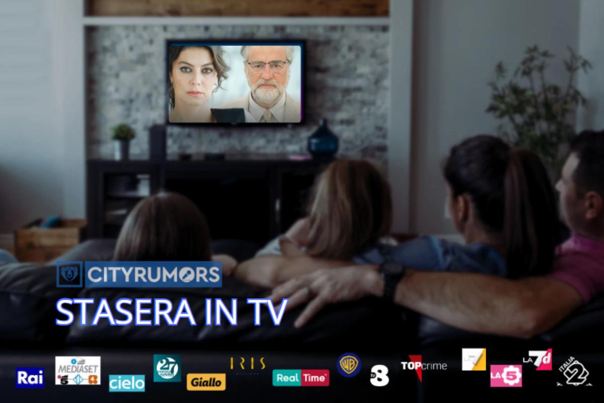 famiglia che guarda la televisione
