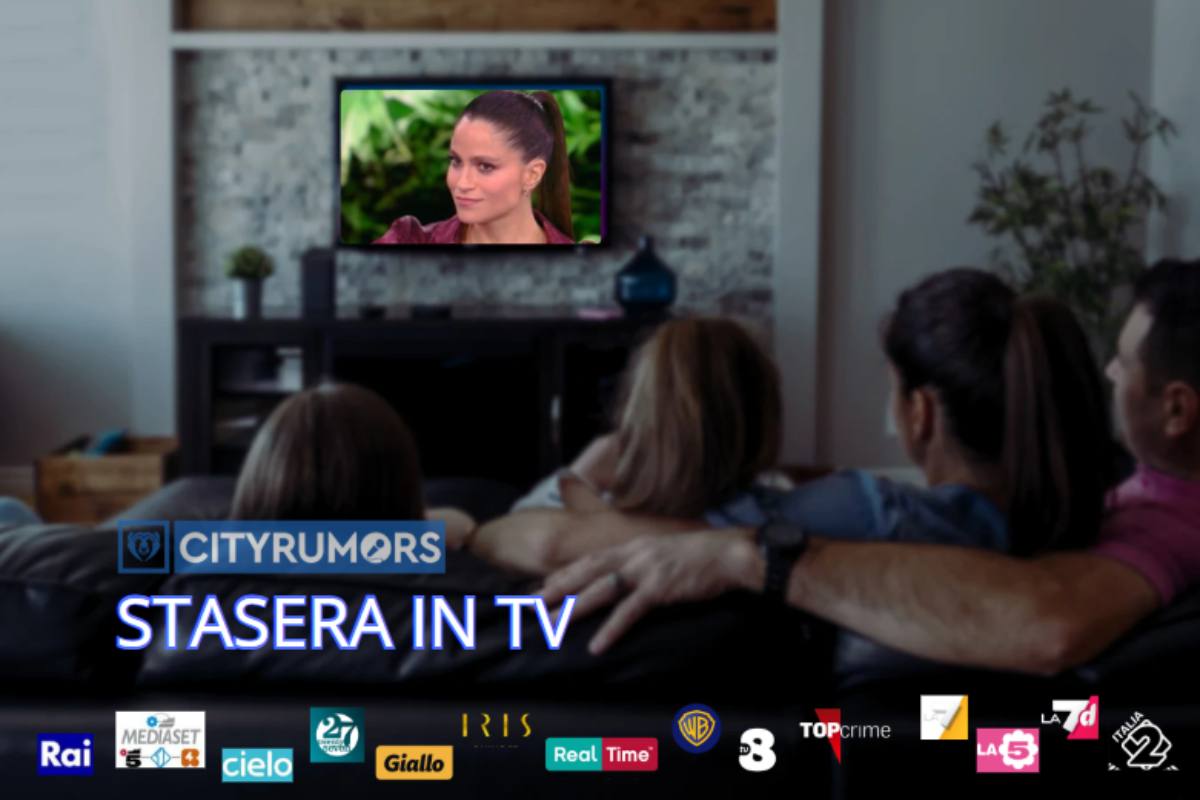 famiglia che guarda la tv sul divano