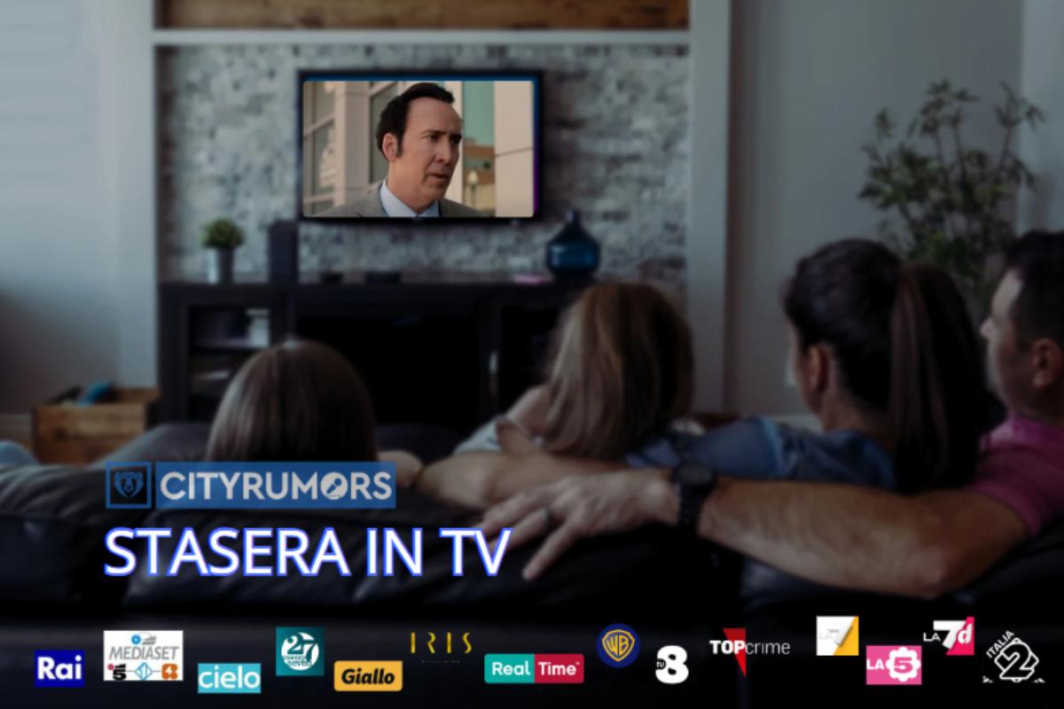 famiglia guarda un film sul divano